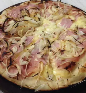 Fugazzeta con jamón