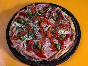 Pizza con jamón y morrón
