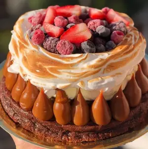 Marquise de chocolate con dulce de leche, crema chantilly y frutos rojos.