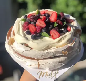 Pavlova con crema y frutos rojos