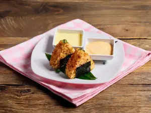 Oniguiri de salmon