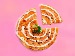 Sushi pizza de salmon fresco
