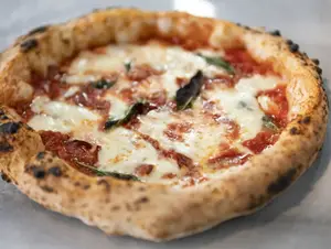 Pizza tipo napoletana de muzza