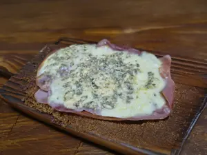 Suprema Roquefort Con Jamón