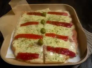 PIZZA JAMON Y MORRONES
