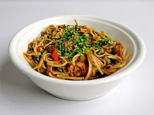 Chow Mein De Salmon Langostinos