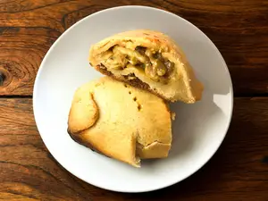 Empanada de cebolla y queso
