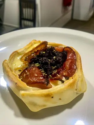 Canasta panceta muzza ciruela