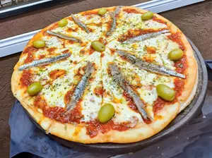 Muzzarella Y Anchoas Grande