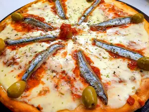 Muzzarella Y Anchoas Grande