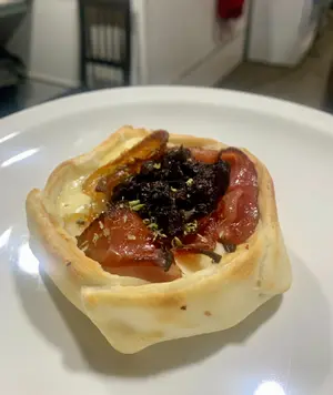Canasta panceta muzza ciruela