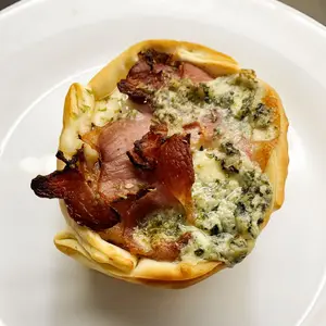 Canasta panceta muzza y roque