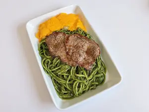 Tallarín crema de albahaca