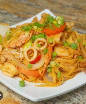 Tallarín salteado de mariscos