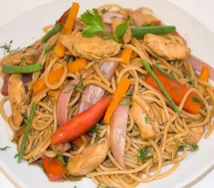Tallarín salteado de pollo