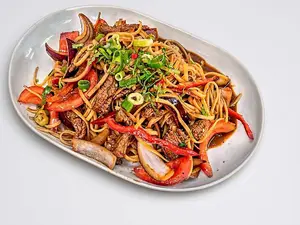 Tallarines saltado + lomo salt