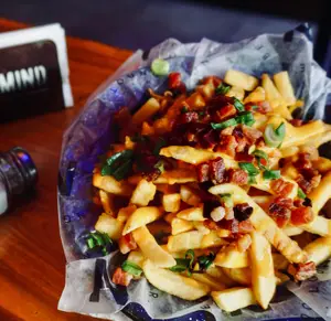 Papas fritas con queso cheddar
