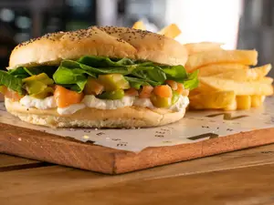 Sándwiche veggie con fritas