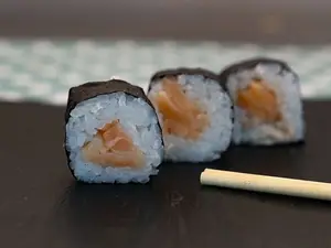 Maki de salmón ahumado