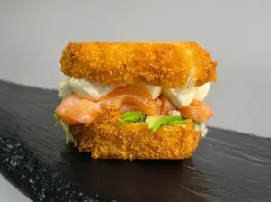 Sushi burger salmon en tempura