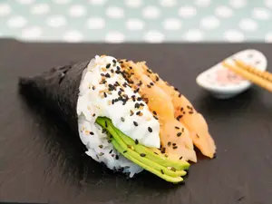 Temaki de salmón ahumado, Philadelphia, palta y sésamo