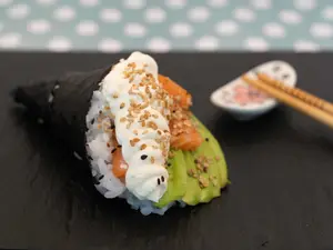 Temaki de salmón rosado, Philadelphia, palta y sésamo