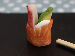 Geisha de kanikama, salmón y palta