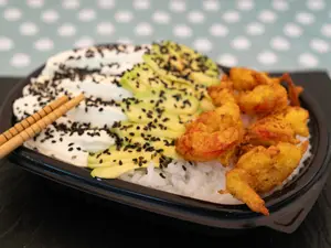 Salad langostinos en tempura medium