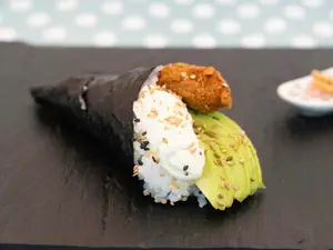 Temaki de langostino apanados fritos, philadelphia, palta y sésamo