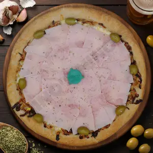 Pizza fugazzeta con jamón