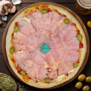 Pizza jamón y provolone