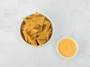 Nachos y dip a elección