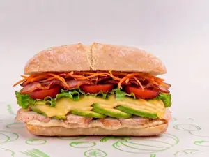 Sándwich pollo y palta