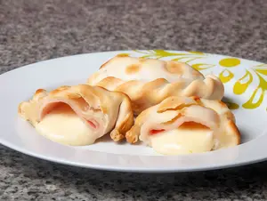 Empanada de jamón y queso