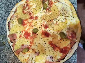 Pizza con jamón y ananá