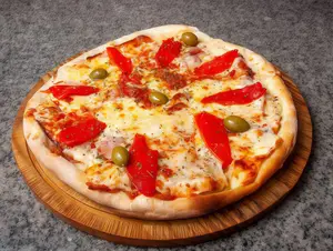 Pizza con jamón y morrón