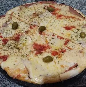 Pizza con jamón y provolone