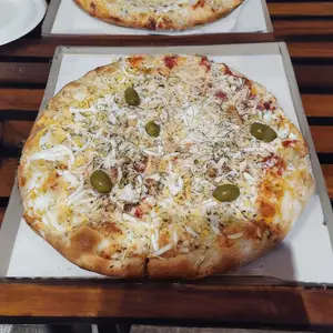 Pizza muzzarella con huevo