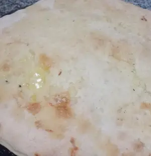 Pizza rellena de ananá