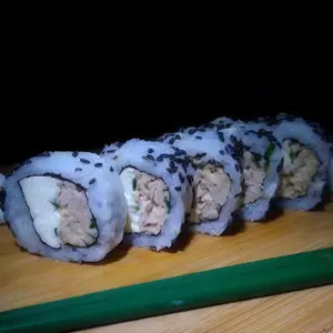 10 piezas tuna roll