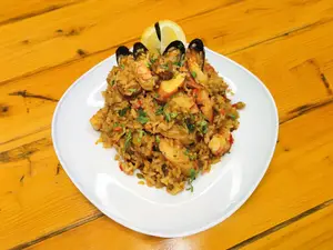 Chow fan mariscos picante