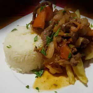 Lomo saltado con papa fritas estilo Perúº