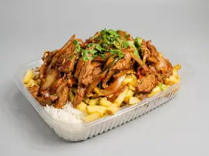 Pollo salteado con fritas