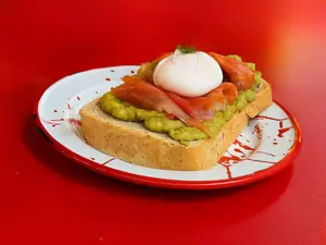 Avocado Salmón + Infusión