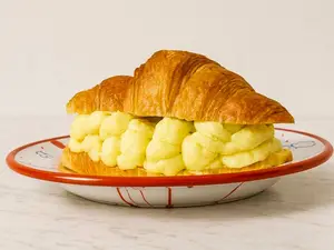 Croissant relleno con crema pastelera.