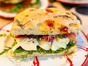 Focaccia De Burrata Y Crudo