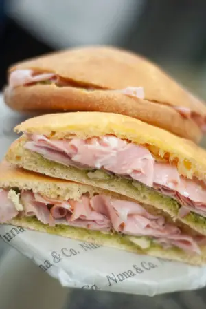 Sandwich De Mortadela Y Pesto