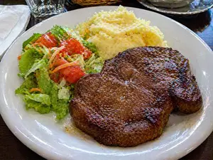 Bife con guarnición