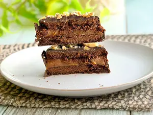 Alfajor negro con nuez