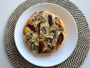 Pizza de champiñón y tomate
